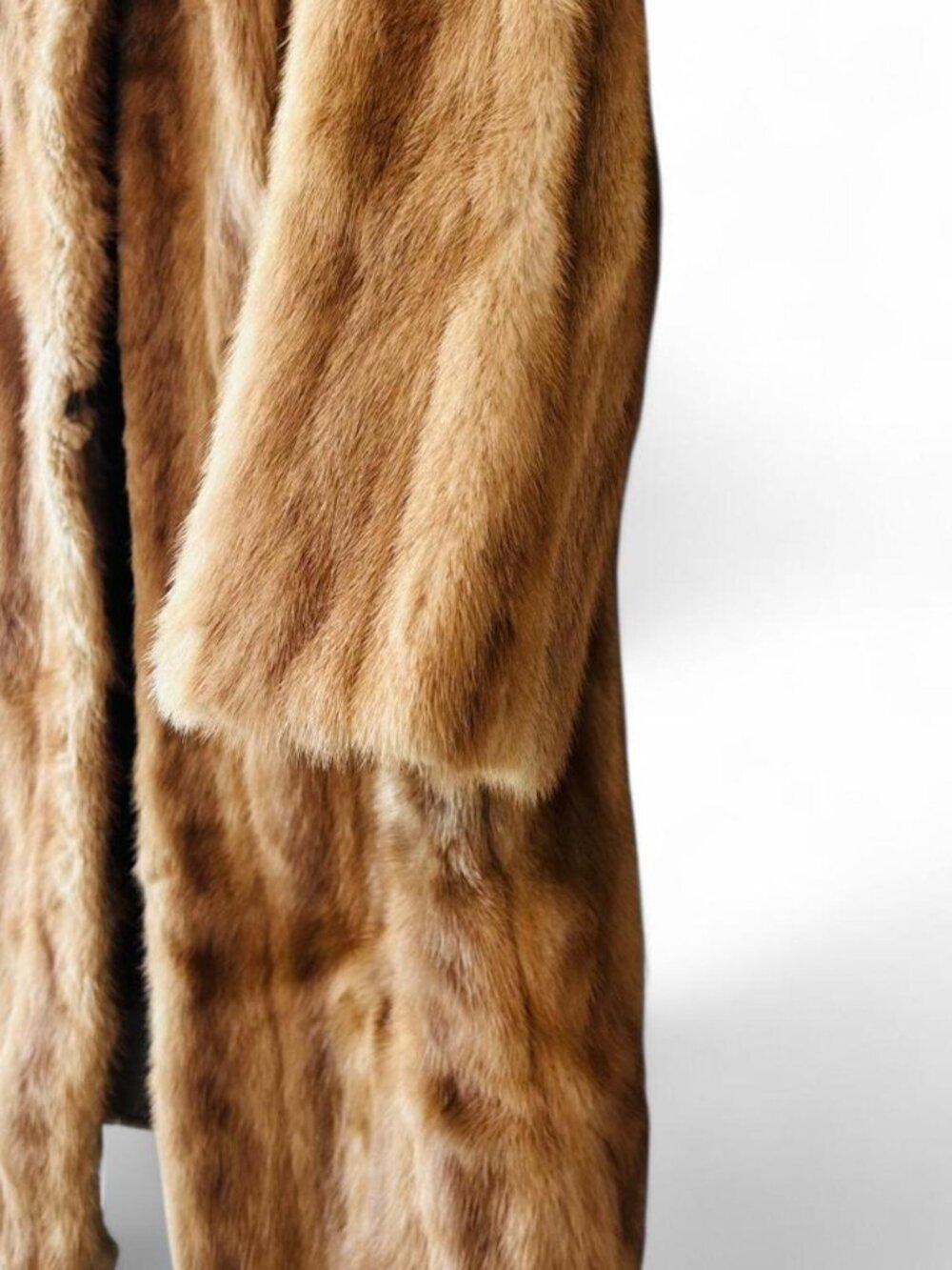CLEARANCE PRICE: Gorgeous Vintage Genuine Mink Fur Coat - Picture 4 of 8